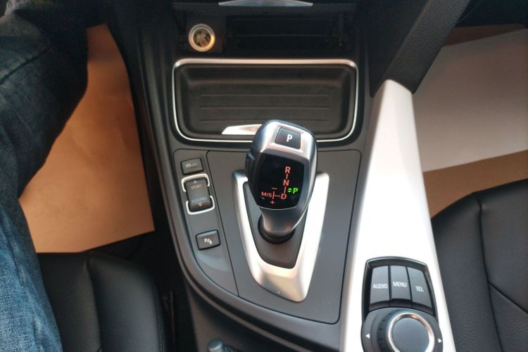 宝马3系 2015款 320i 时尚型中控内饰18