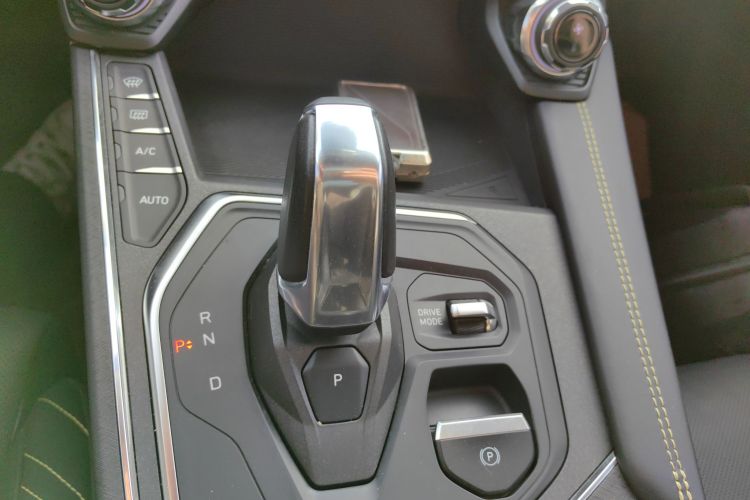 领克05 2020款 2.0TD 两驱耀Halo中控内饰18