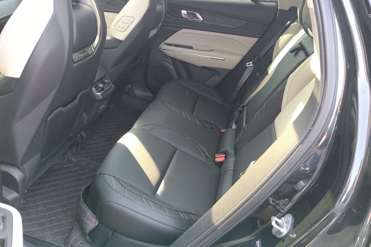 领克05 2022款 2.0TD 两驱耀Halo中控内饰21