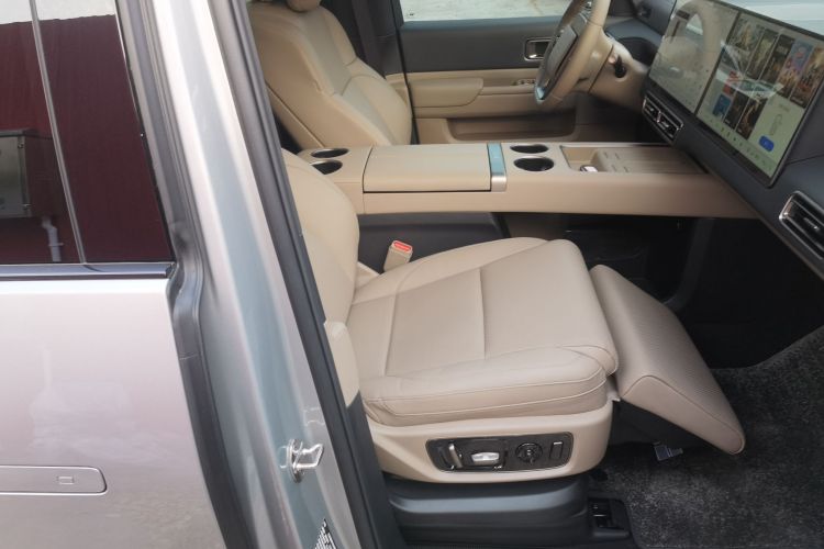 理想汽车 理想MEGA 2025款 Home 家庭特别版局部细节41