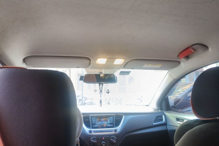 现代 悦纳 2016款 1.4L 手动炫酷版GLS中控内饰22