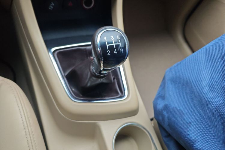 宝骏730 2014款 1.5L 手动豪华型 7座中控内饰18