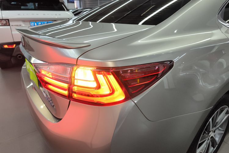 雷克萨斯ES 2015款 300h 舒适版车身外观9