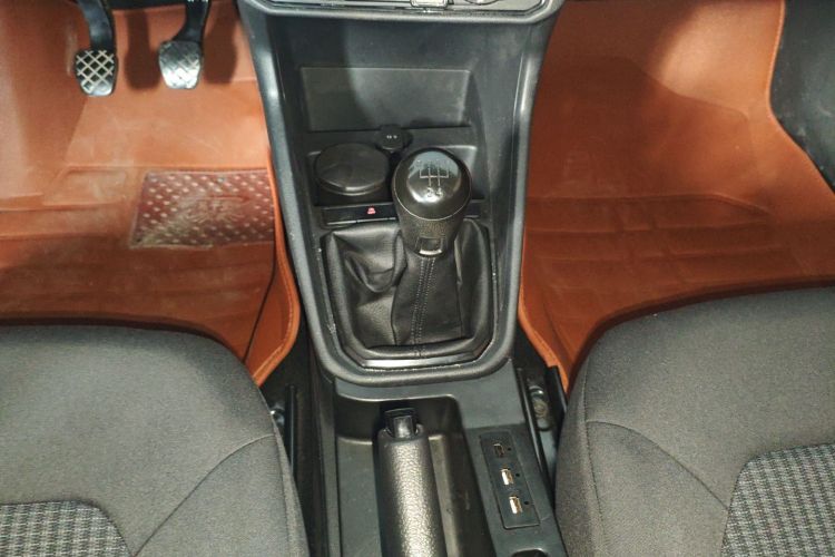 大众 桑塔纳 2018款 1.5L 手动风尚版中控内饰18