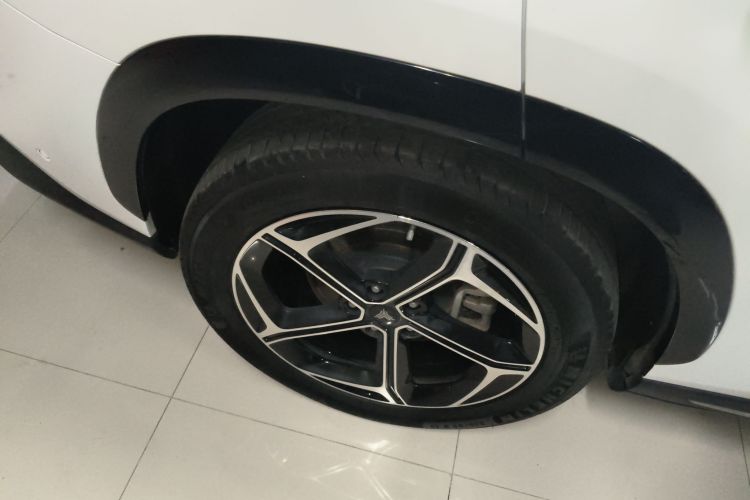 哪吒汽车 哪吒L 2024款 增程 220 闪充版车身外观6008