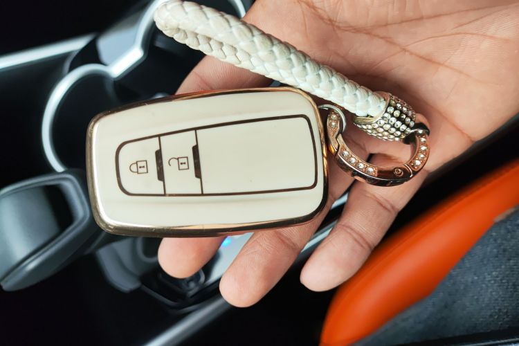 丰田 汉兰达 2023款 2.5L智能电混双擎两驱精英版 7座中控内饰7001