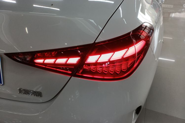 奔驰C级 2023款 改款二 C 260 L 运动版车身外观9