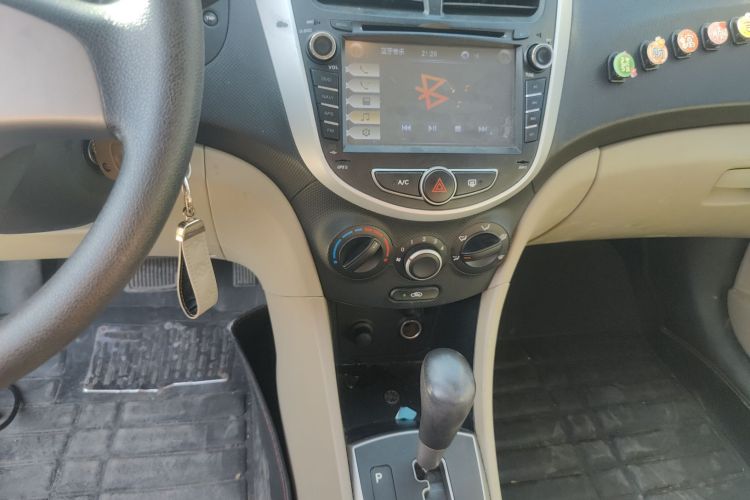 现代 瑞纳 2014款 1.4L 自动智能型GLS中控内饰16