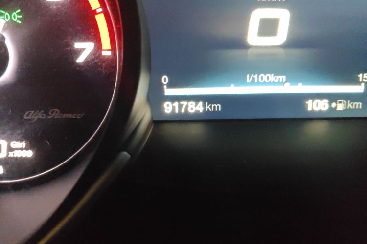 阿尔法·罗密欧 Giulia朱丽叶 2017款 2.0T 280HP Milano限量版中控内饰15