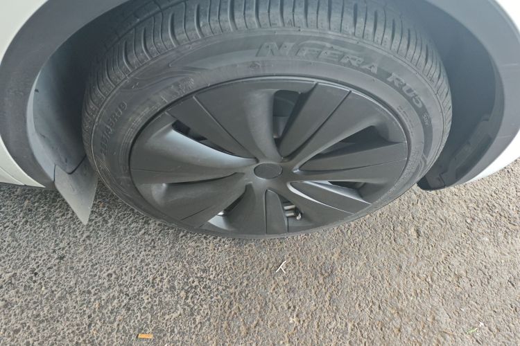 特斯拉 Model Y 2021款 标准续航后驱版车身外观10