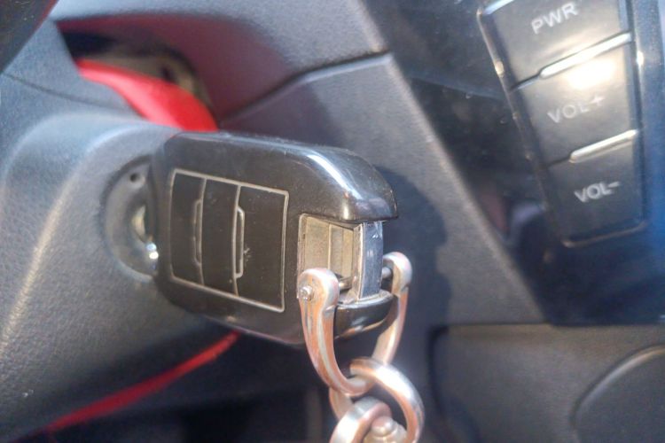 标致301 2016款 1.6L 自动舒适版中控内饰11