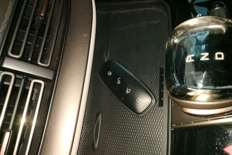 腾势D9 2022款 DM-i 970 四驱尊荣型中控内饰7001