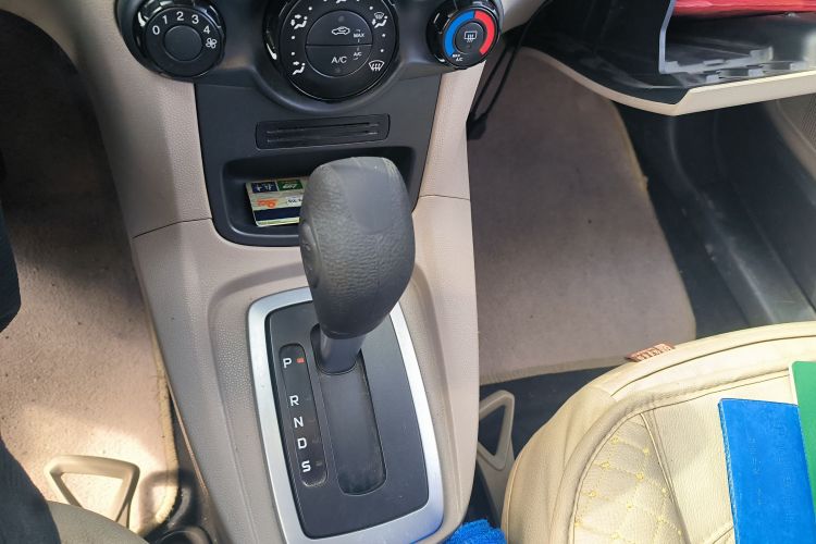 福特 嘉年华 2013款 三厢 1.5L 自动时尚型中控内饰18