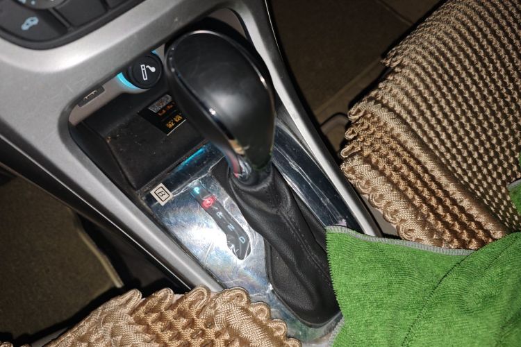 别克 英朗 2013款 GT 1.6L 自动时尚版中控内饰18