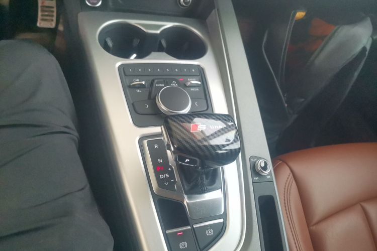 奥迪A4L 2017款 40 TFSI 进取型中控内饰18