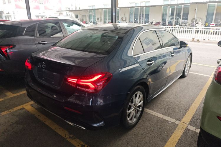 奔驰A级 2019款 A 200 L 运动轿车车身外观7