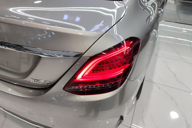 奔驰C级 2019款 改款 C 260 L 运动版车身外观9