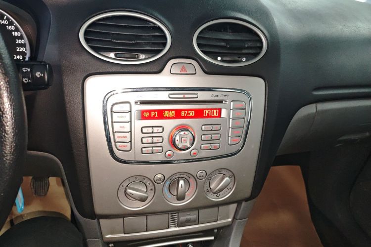 福特 福克斯 2013款 两厢经典 1.8L 手动百万纪念版中控内饰16