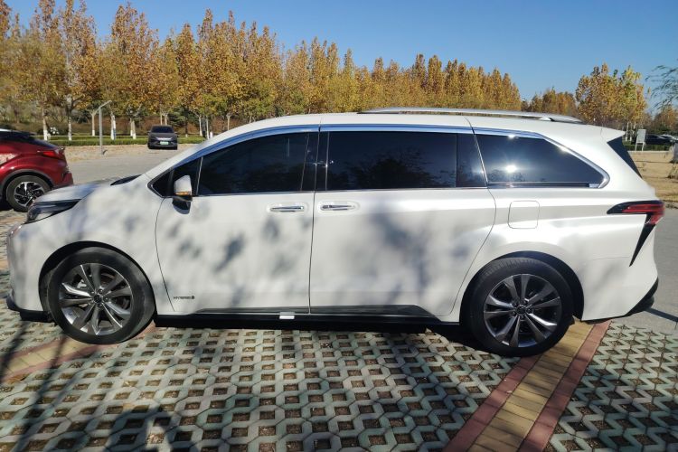 丰田 赛那SIENNA 2023款 2.5L混动 铂金版车身外观4