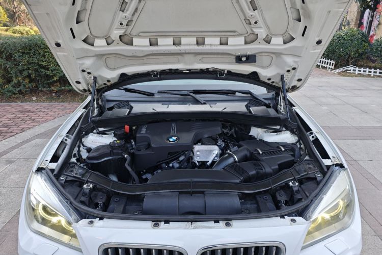 宝马X1 2014款 sDrive18i 领先型机舱底盘24