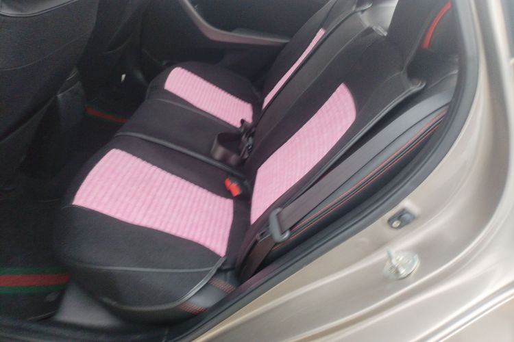 现代 朗动 2012款 1.6L 手动领先型中控内饰21