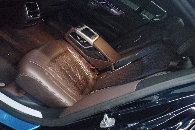 宝马7系 2019款 改款 740Li 领先型 M运动套装中控内饰21