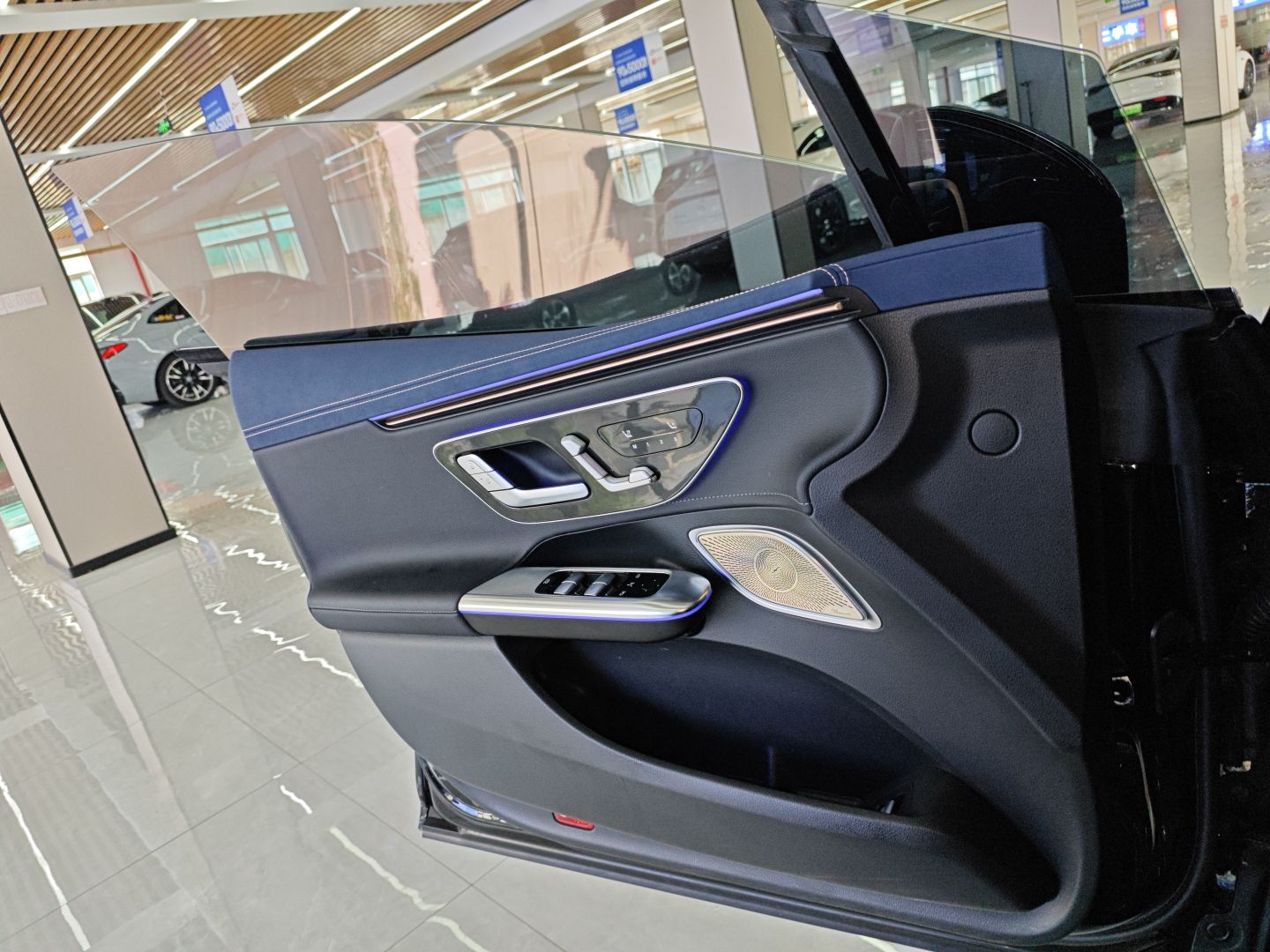 奔驰EQE 2022款 350 先锋版