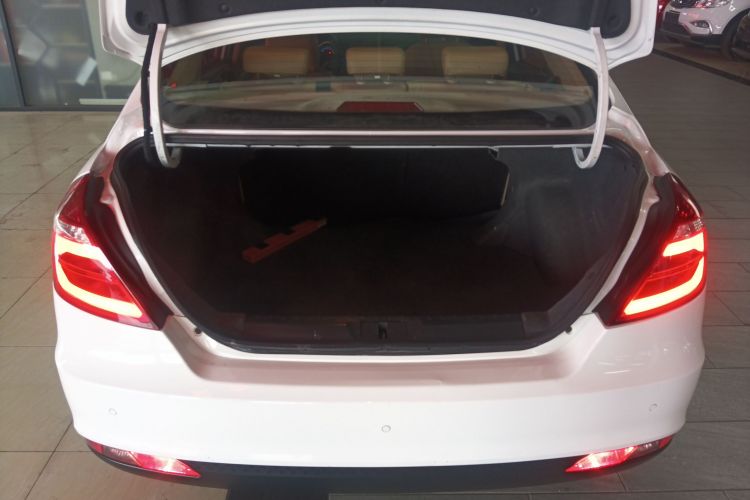 吉利汽车 帝豪 2017款 三厢百万款 1.5L CVT豪华型机舱底盘23