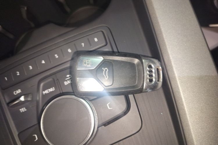 奥迪A4L 2017款 Plus 40 TFSI 进取型中控内饰7001