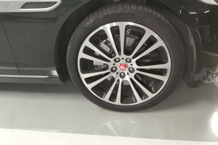 捷豹XFL 2022款 XFL 2.0T P250 两驱尊享豪华版车身外观10