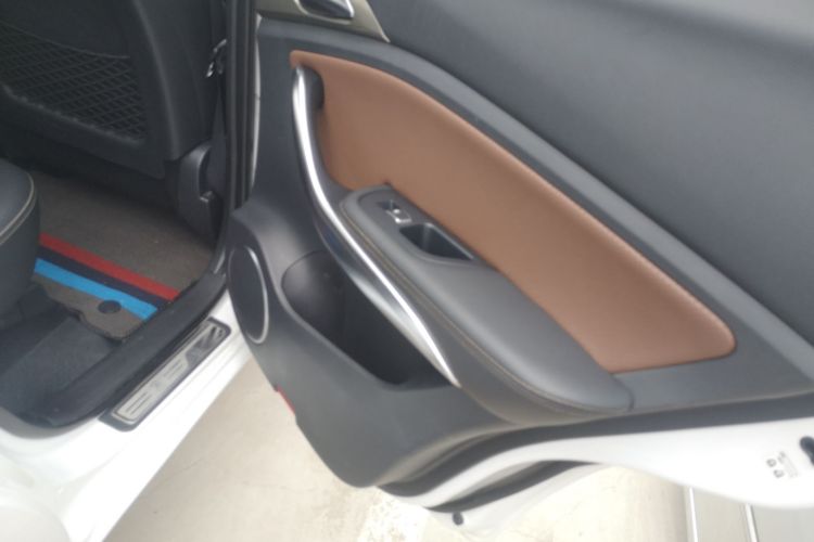 比亚迪 宋 2018款 1.5TID 自动智联尊贵型中控内饰7006