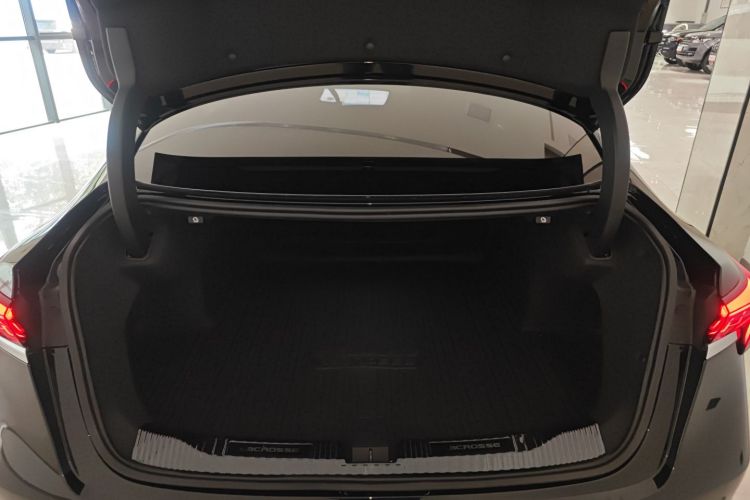 别克 君越 2023款 28T 越尊版机舱底盘23