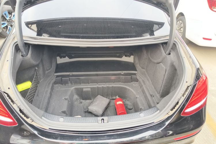 奔驰E级 2018款 改款 E 300 L 运动时尚型机舱底盘23