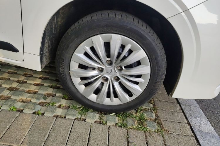 五菱汽车 五菱佳辰 2022款 1.5L 手动乐享精英型车身外观10