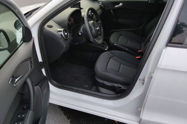 奥迪A1 2014款 30 TFSI Sportback时尚型中控内饰7003