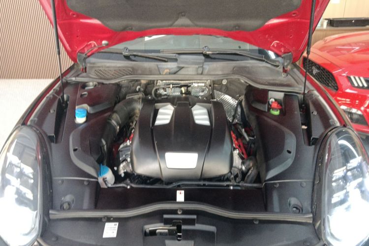 保时捷 2016款 Cayenne 3.0T机舱底盘24