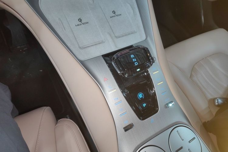 腾势N7 2025款 630 四驱智驾双激光旗舰版中控内饰18