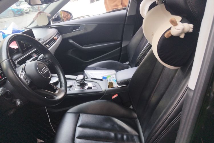 奥迪A4L 2019款 40 TFSI 进取型 国VI中控内饰19