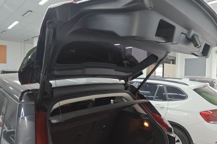 路虎 揽胜极光 2016款 2.0T SE PLUS 智享版机舱底盘23