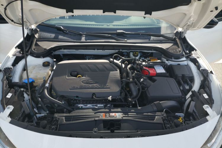 福特 福克斯 2022款 三厢 EcoBoost 180 自动ST Line机舱底盘24