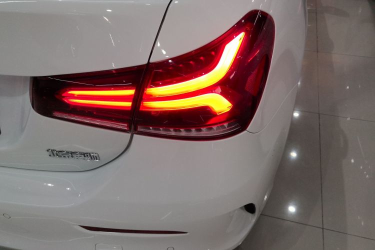 奔驰A级 2022款 改款二 A 200 L 运动轿车时尚型车身外观9