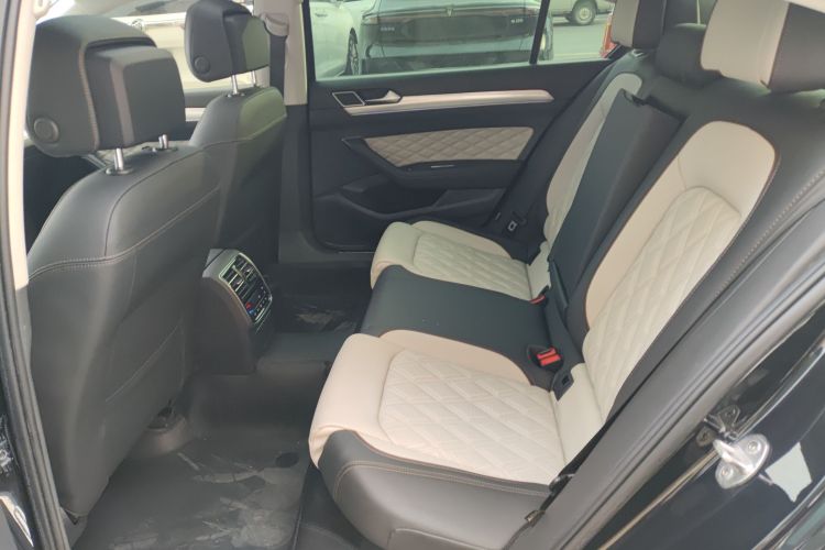 大众 迈腾 2023款 200万辆纪念版 380TSI DSG旗舰型中控内饰7004