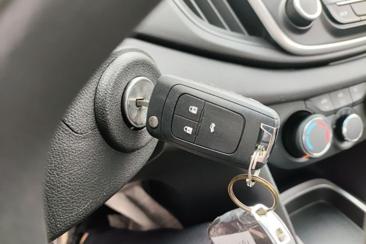 雪佛兰 科沃兹 2019款 325T 双离合欣悦版中控内饰7001