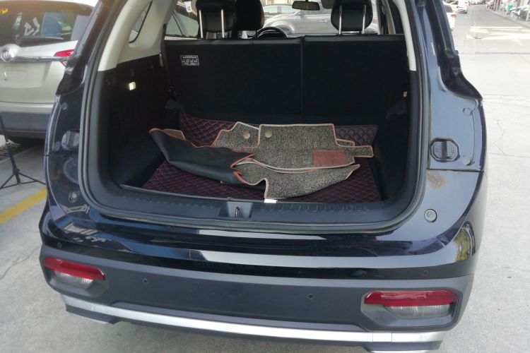 宝骏530 2021款 全球车周年纪念版 1.5T CVT豪华型 5座机舱底盘23