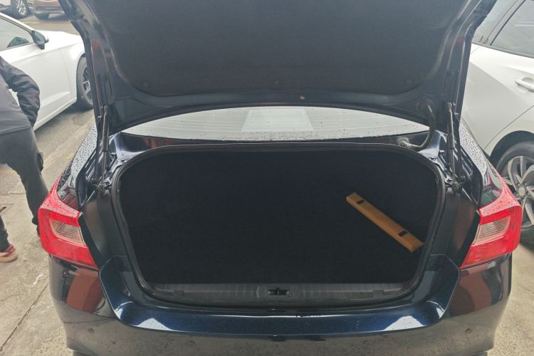 斯巴鲁 力狮 2020款 改款 2.5i 全驱风尚版机舱底盘23