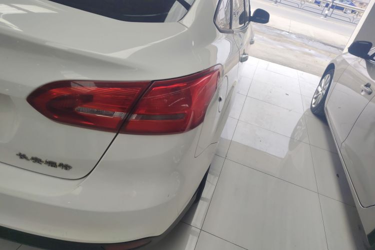 福特 福克斯 2017款 三厢 1.6L 自动舒适型智行版车身外观9