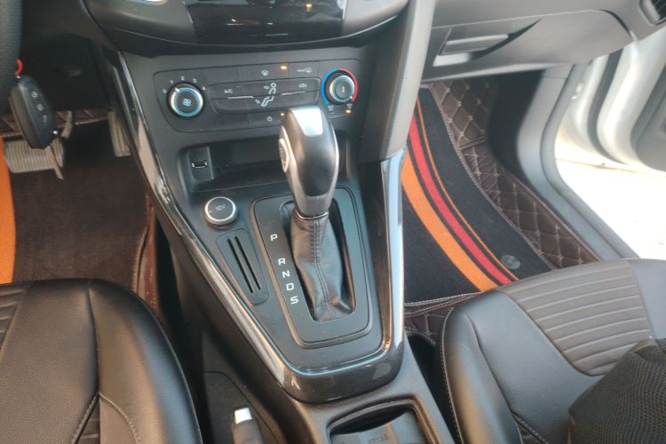 福特 福克斯 2018款 两厢经典 1.6L 自动风尚型智行版中控内饰18