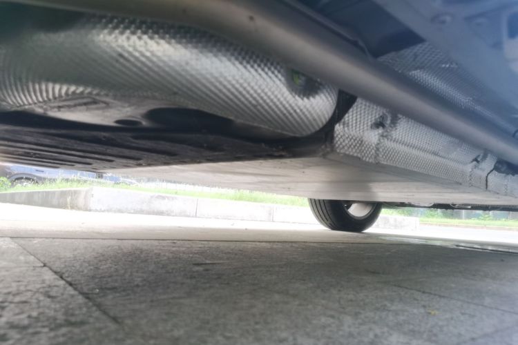 哪吒汽车 哪吒L 2024款 增程 310 闪充红衣版局部细节9002