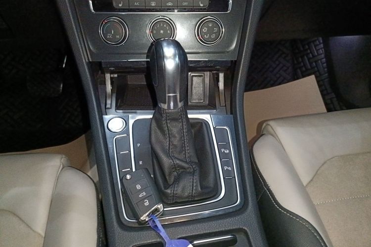 大众 高尔夫 2017款 230TSI 自动豪华百万辆纪念版局部细节18