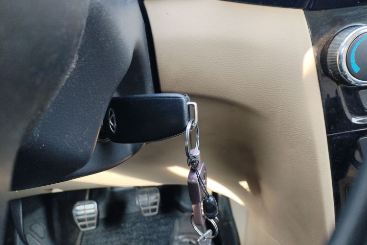 奇瑞E3 2015款 1.5L 手动智尚型中控内饰11